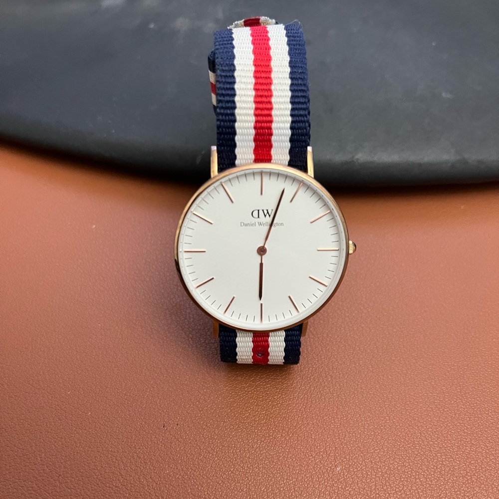 Daniel Wellington women watch (used / dead battery)